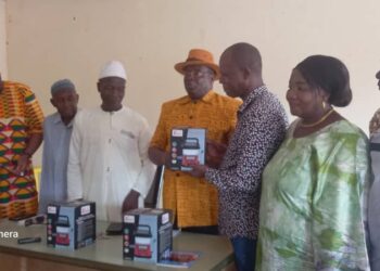Boké-Société: Don des radios solaires aux Maires des communautés rurales