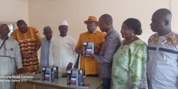 Boké-Société: Don des radios solaires aux Maires des communautés rurales