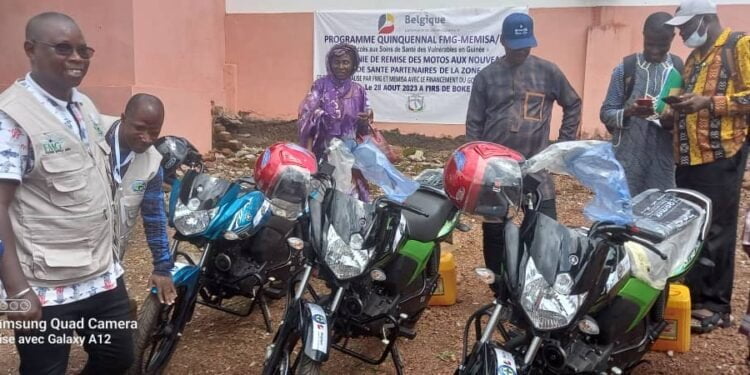 Boké-Coopération: L’ONG Fraternité Médicale Guinée (FMG) offre trois (03) motos aux centres de Santé de Boké, Fria et Gaoual