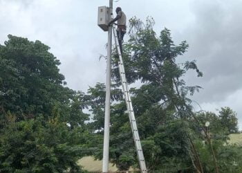 Boké-Infrastructures: Le Gouverneur s’engage dans la réparation des lampadaires solaires du quartier Dibiya