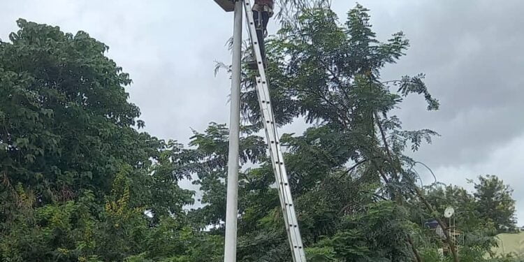 Boké-Infrastructures: Le Gouverneur s’engage dans la réparation des lampadaires solaires du quartier Dibiya