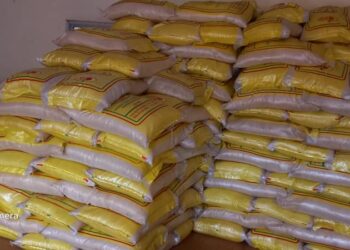 Boké-Humanitaire: L’épouse du PM et la ministre du Commerce font don de 37 tonnesde vivres aux orphelins et personnes démunies