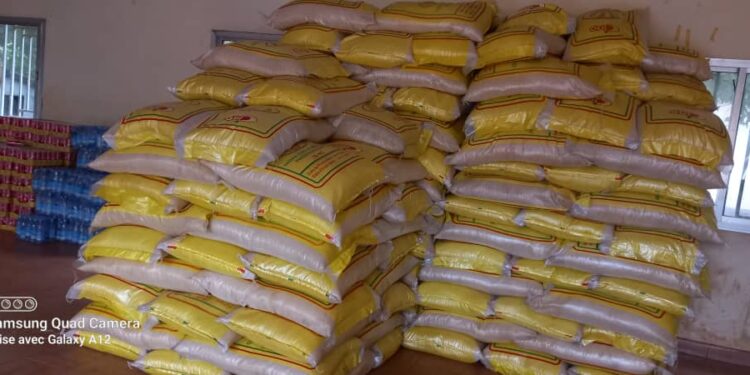 Boké-Humanitaire: L’épouse du PM et la ministre du Commerce font don de 37 tonnesde vivres aux orphelins et personnes démunies