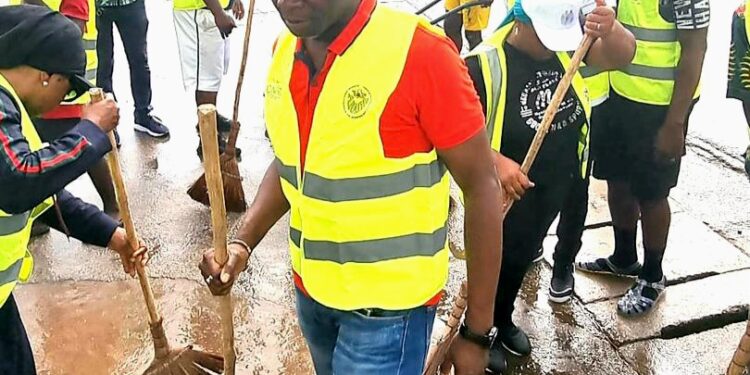 Conakry-Ville propre: Les employés débarquent pour assainir les artères de Kaloum