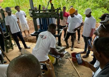 Boké-Economie: La Société UMS offre des machines pour la fabrication de briques et de dallettes à sept (07) groupements de la région