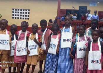 Boké: La Société UMS distribue tables bancs et kits scolaires aux meilleurs élèves