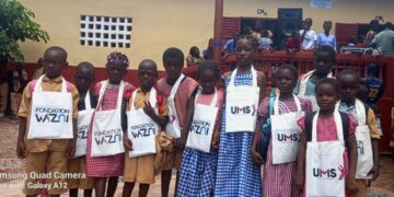 Boké: La Société UMS distribue tables bancs et kits scolaires aux meilleurs élèves