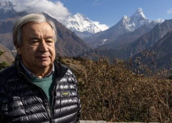 Au pied du mont Everest, Guterres appelle à « arrêter la folie » du changement climatique
