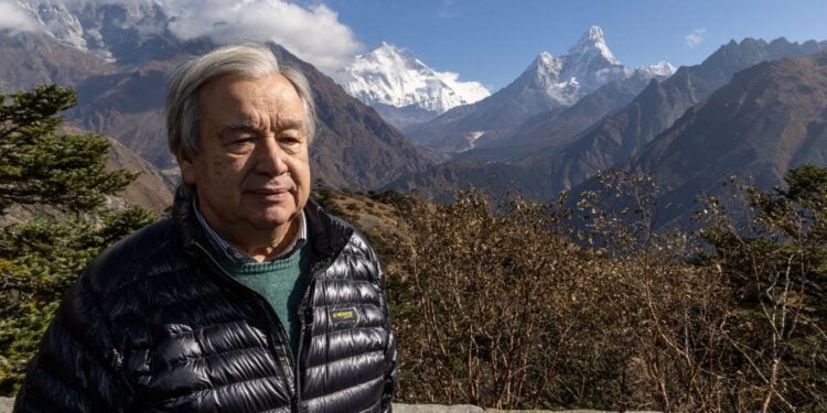 Au pied du mont Everest, Guterres appelle à « arrêter la folie » du changement climatique
