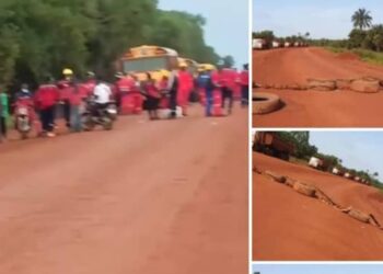 Manifestations à Kolaboui (Boké) et à Souguéta (Kindia): les jeunes en colère érigent des barricades pour empêcher toute circulation des engins roulants   