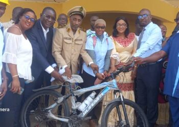 Boké-Éducation: Le Ministre Alpha Boubacar Barry offre 43 vélos aux meilleures jeunes filles de l’ERAM