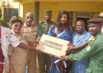 Boké : Remise de matériel informatique et fournitures de bureau aux directeurs préfectoraux de l’environnement de la région