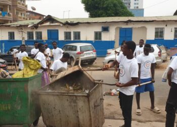 Assainissement de la ville Conakry : Dr David mobilise la jeunesse Kaloum