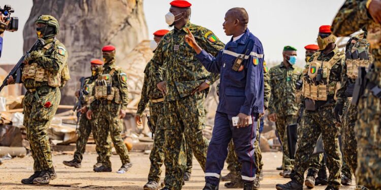 Le 𝗖𝗵𝗲𝗳 𝗱𝗲 𝗹’𝗘E𝘁𝗮𝘁 𝗮𝘂 𝗰𝗵𝗲𝘃𝗲𝘁 𝗱𝗲𝘀 𝘃𝗶𝗰𝘁𝗶𝗺𝗲𝘀 𝗱𝘂 𝗱𝗿𝗮𝗺𝗲 𝗱𝗲 𝗖𝗼𝗿𝗼𝗻𝘁𝗵𝗶𝗲 𝗲𝘁 𝗮 l𝗮 𝗖𝗮𝘁𝗵𝗲𝗱𝗿𝗮𝗹𝗲 𝗱𝗲 𝗖𝗼𝗻𝗮𝗸𝗿𝘆