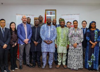 PROJET SIMANDOU : LE MINISTRE DIRECTEUR DE CABINET DE LA PRESIDENCE, PRESIDENT DU COMITE STRATEGIQUE DE SIMANDOU PRESIDE LA SIGNATURE DE 8 ACCORDS