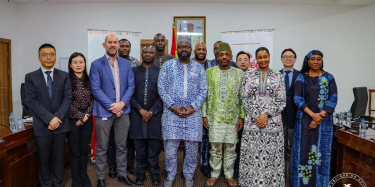 PROJET SIMANDOU : LE MINISTRE DIRECTEUR DE CABINET DE LA PRESIDENCE, PRESIDENT DU COMITE STRATEGIQUE DE SIMANDOU PRESIDE LA SIGNATURE DE 8 ACCORDS