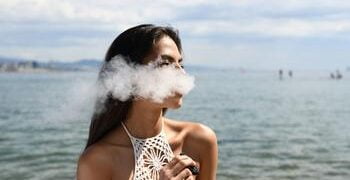 L’OMS dénonce la « pandémie » de cigarettes électroniques chez les jeunes dans le monde