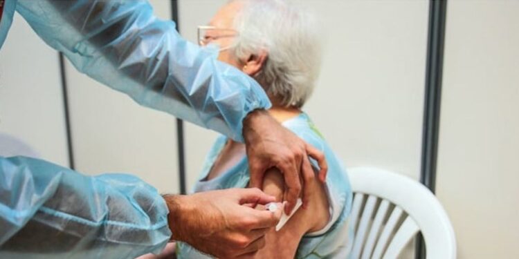 Les vaccins contre la COVID-19 ont sauvé au moins 1,4 million de vies en Europe