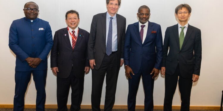 Gécamines Chairman Guy Robert Lukama, JOGMEC President Hajime Wakuda, Jose Fernandez, Gécamines Director General Placide Kala Basidiwa, METI Parliamentary Vice Minister Ishii Taku.