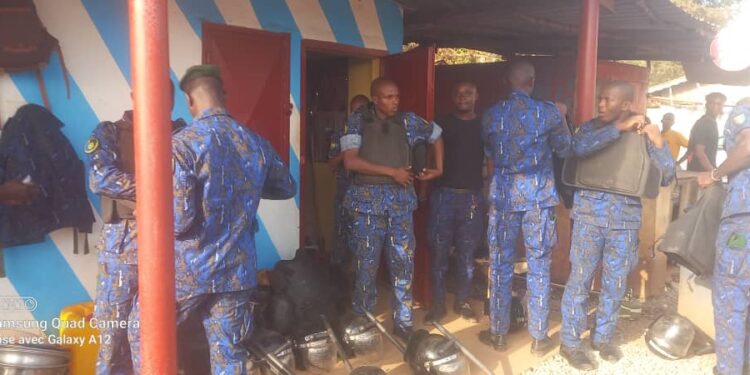 Campagne de ratissage des débits de boissons et motels à Kamsar: 26 personnes interpellées avec une quantité de drogue et de 3 motos