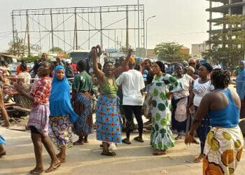 Kaloum : les femmes de Coronthie bloquent l’accès au centre-ville   