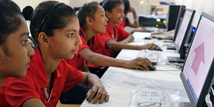 « Les femmes et les filles ont toute leur place dans la science » – Guterres