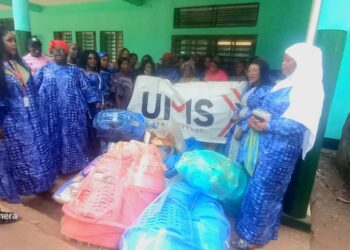 Boké-Humanitaire: Les femmes de UMS offrent des kits hygiéniques aux bébés