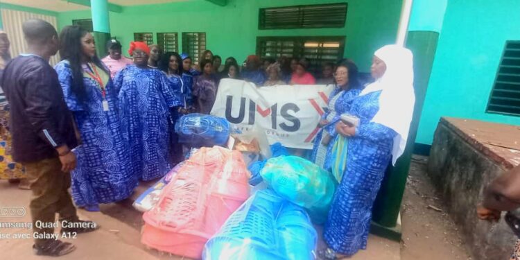 Boké-Humanitaire: Les femmes de UMS offrent des kits hygiéniques aux bébés