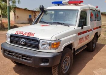 Humanitaire: L’opérateur économique et minier, Oumar Ben Doumbouya offre une ambulance flambant neuf aux populations impactées par le projet de CDM CHINE à Kawessi (Télimélé)