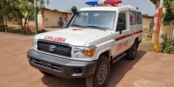 Humanitaire: L&rsquo;opérateur économique et minier, Oumar Ben Doumbouya offre une ambulance flambant neuf aux populations impactées par le projet de CDM CHINE à Kawessi (Télimélé)