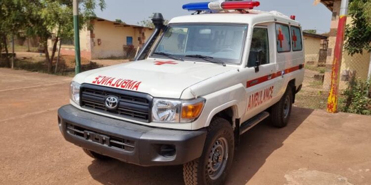 Humanitaire: L’opérateur économique et minier, Oumar Ben Doumbouya offre une ambulance flambant neuf aux populations impactées par le projet de CDM CHINE à Kawessi (Télimélé)