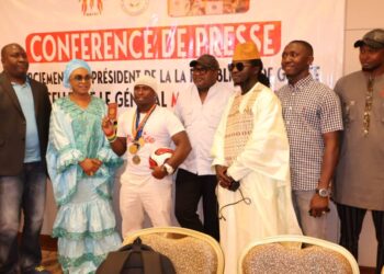 Présentation du passeport diplomatique et des médailles d’Iya Traoré : Dr. Makongo rend hommage à Doumbouya !