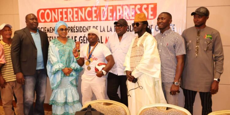 Présentation du passeport diplomatique et des médailles d’Iya Traoré : Dr. Makongo rend hommage à Doumbouya !