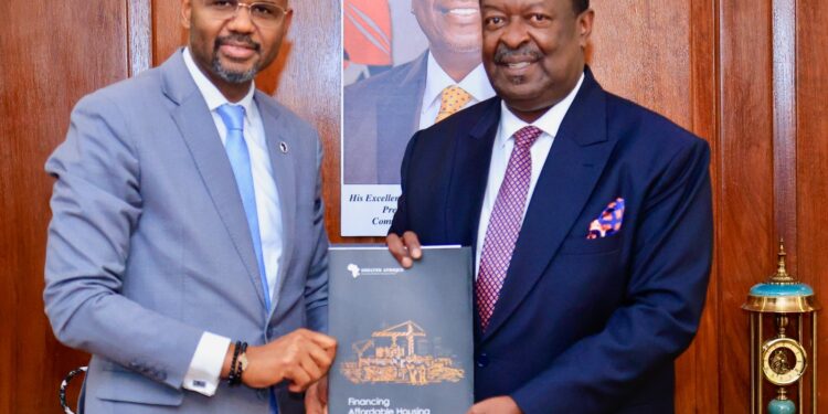 Le Guinéen Thierno Habib Hann présente ses lettres de créance au gouvernement kenyan en tant que nouveau directeur général de Shelter Afrique