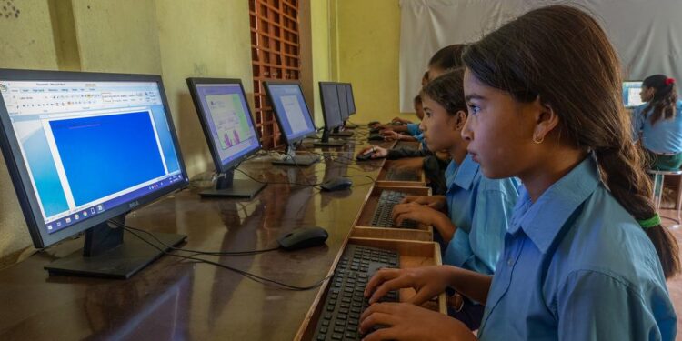 Un rapport de l’UNESCO met en lumière les effets néfastes des médias sociaux sur les filles