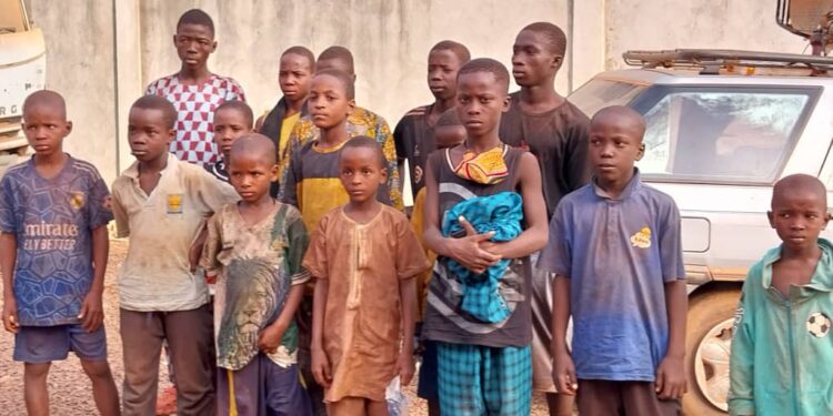Boké/immigration: 15 enfants interceptés à Boundoufouroudou ramenés et remis à leurs parents