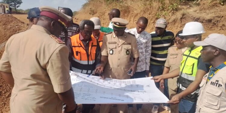 Boké-Infrastructures : Une Mission mixte Gouvernorat-Préfecture visite le chantier de construction de la route Boké-Dabiss