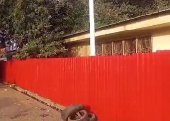 Education: L’école primaire de Lansebounyi est-elle menacée par un projet commercial ? L’école primaire de Lansebounyi, un pilier historique de l’éducation dans la capitale Conakry, semble aujourd’hui face à une menace indescriptible.