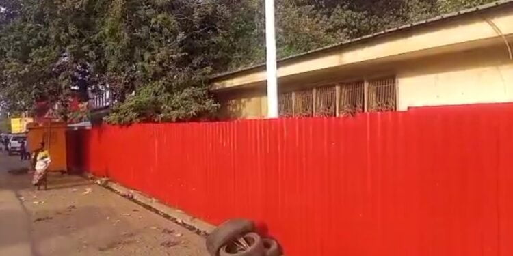 Education: L’école primaire de Lansebounyi est-elle menacée par un projet commercial ? L’école primaire de Lansebounyi, un pilier historique de l’éducation dans la capitale Conakry, semble aujourd’hui face à une menace indescriptible.