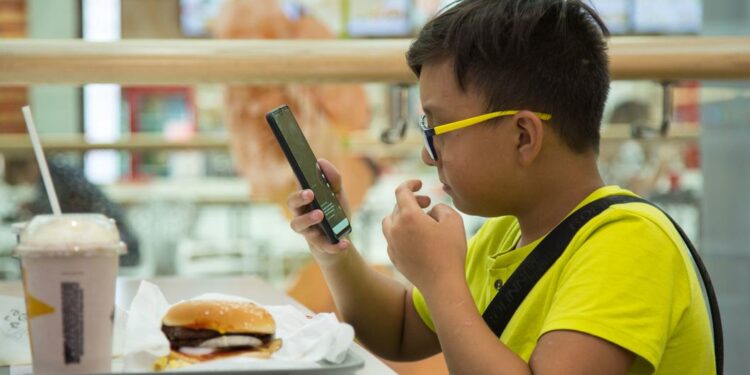 Europe : l’obésité chez les enfants et ados aggravée durant la pandémie de Covid-19