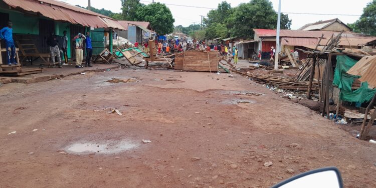 Boké-Délestage: Des barricades à la rentrée principale du marché hangar