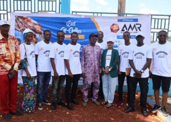 Boké-Humanitaire : L’ONG Main tendue offre plus de 500 vêtements neufs et denrées alimentaires aux orphelins