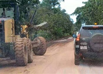 Boké-Infrastructures: Le gouverneur s’implique dans le bouchage des trous béants sur l’axe Boké-Kitaly