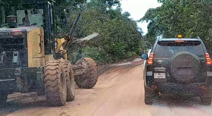 Boké-Infrastructures: Le gouverneur s’implique dans le bouchage des trous béants sur l’axe Boké-Kitaly