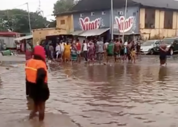 Commune de Kaloum : le quartier Coronthie inondé, ses habitants manifestent leur mécontentement