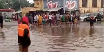 Commune de Kaloum : le quartier Coronthie inondé, ses habitants manifestent leur mécontentement