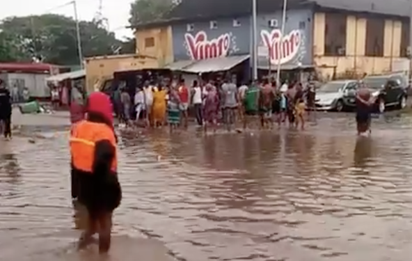 Commune de Kaloum : le quartier Coronthie inondé, ses habitants manifestent leur mécontentement