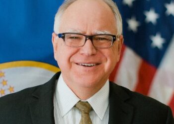 Tim Walz : L’Art de la Simplicité au Service de la Politique