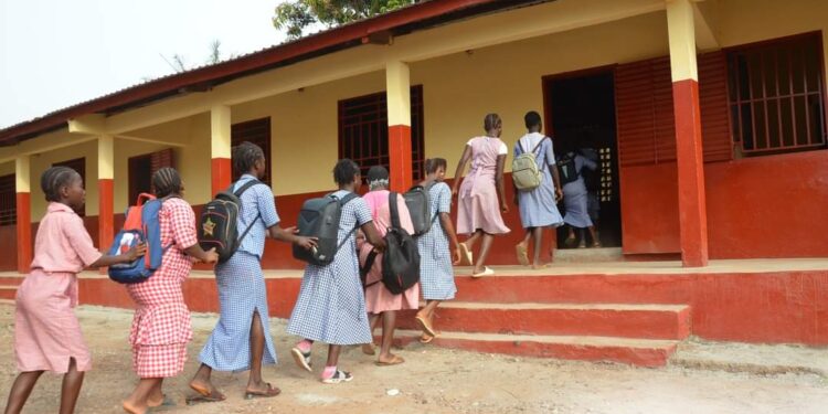 Un Nouveau Départ pour les Élèves de Boké : UMS et la Fondation Wazni au Cœur de la Rentrée Scolaire