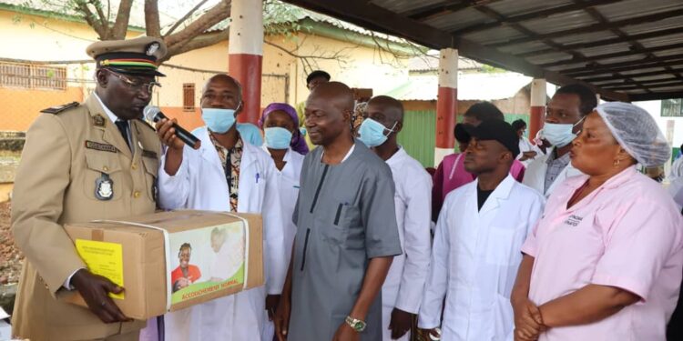 Boké-Santé : Remise de kits de césarienne et d’accouchement à l’Hôpital régional
